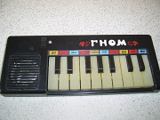 Игрушка - инструмент клавишный электромузыкальный " Гном"