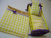 Кроватка кукольная с постельными принадлежностями.