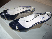 Босоножки на танкетке цвет - темно - синий материал - лак натуральный размер 38