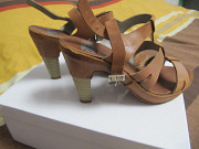 Босоножки Axis рыжего цвета.