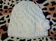 Шапка белая с цветком на 4-6лет, б.у, вязанная