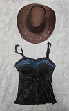 Корсет и ковбойская шляпа