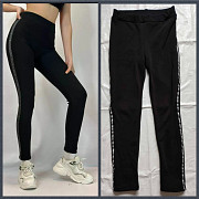 Утепленные штаны из мягкого трикотажа с серебристыми лампасами.